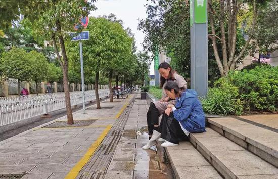 10月16日清晨,陈美莲(蓝衣)在嫂子赵翠芬陪伴下,前往医院就医.