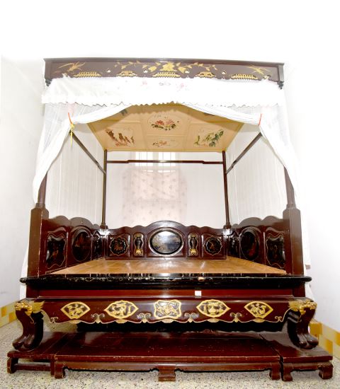 潮汕老式眠床据说是仿照古代皇上的"龙床"所造.