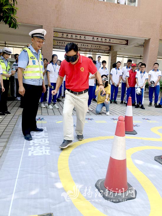 高一新生孙漫淇表示,通过此次"开学第一课"交通安全宣传活动,自己学会